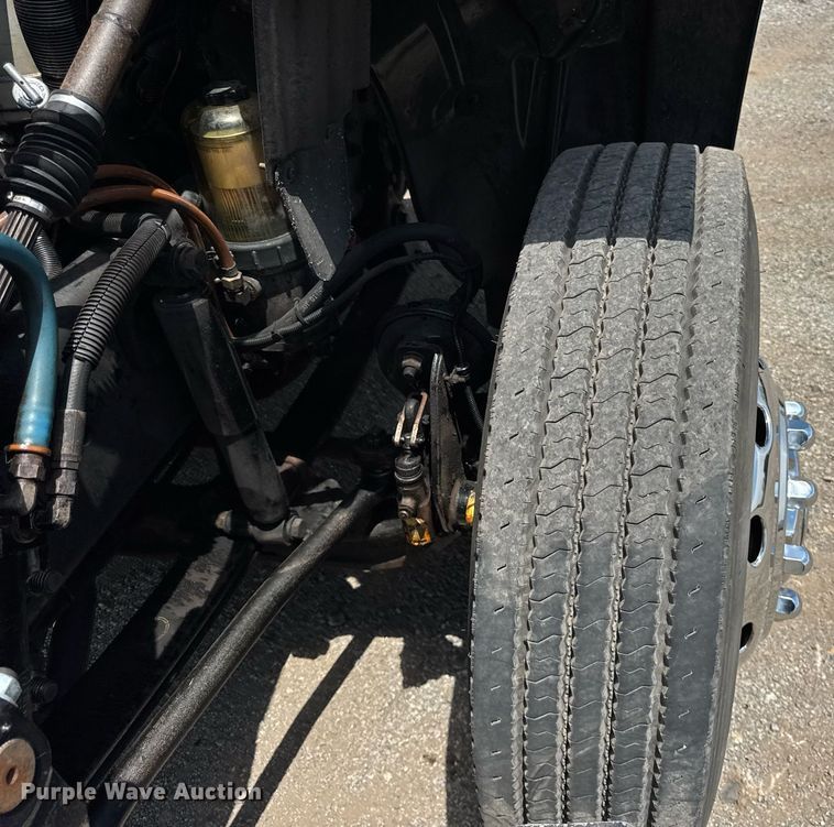 image for item DI9394 2005 Freightliner Business Class M2 truck cab and chassis