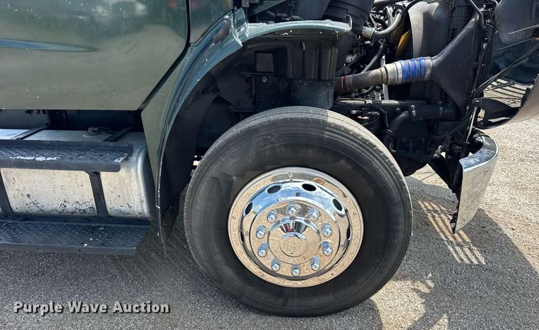 image for item DI9394 2005 Freightliner Business Class M2 truck cab and chassis