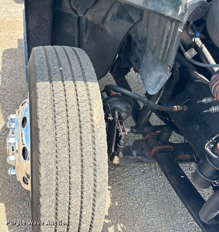 image for item DI9394 2005 Freightliner Business Class M2 truck cab and chassis