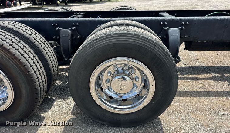 image for item DI9394 2005 Freightliner Business Class M2 truck cab and chassis