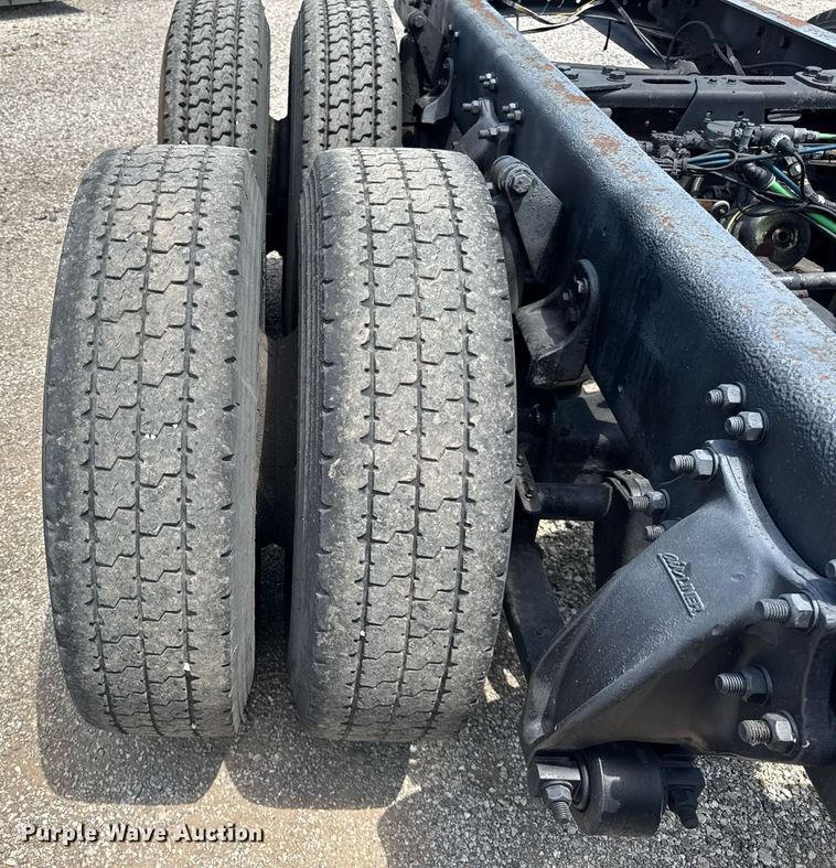 image for item DI9394 2005 Freightliner Business Class M2 truck cab and chassis