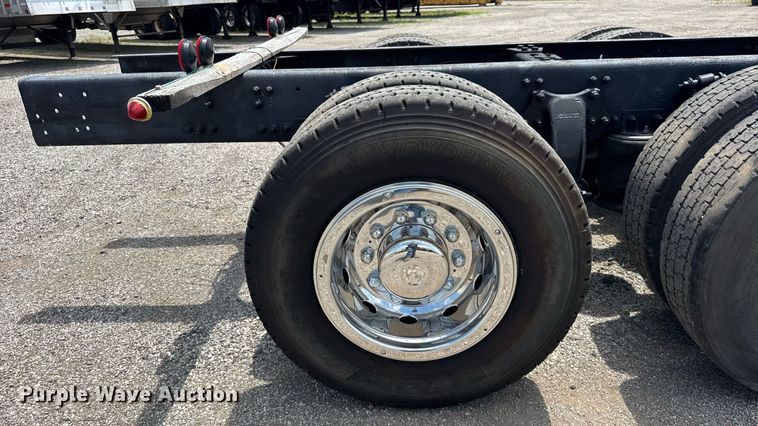 image for item DI9394 2005 Freightliner Business Class M2 truck cab and chassis