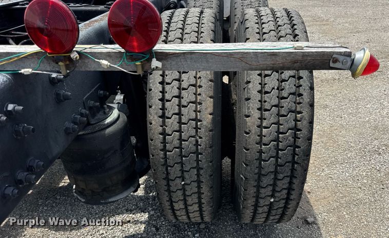 image for item DI9394 2005 Freightliner Business Class M2 truck cab and chassis