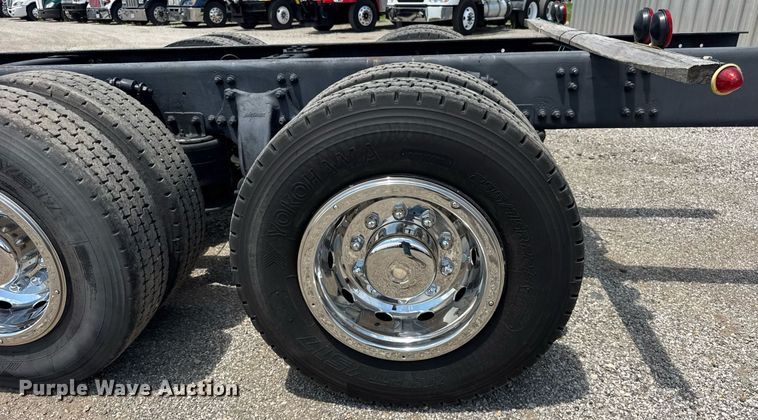 image for item DI9394 2005 Freightliner Business Class M2 truck cab and chassis