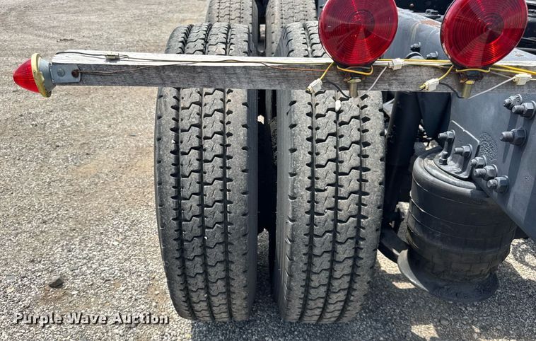 image for item DI9394 2005 Freightliner Business Class M2 truck cab and chassis