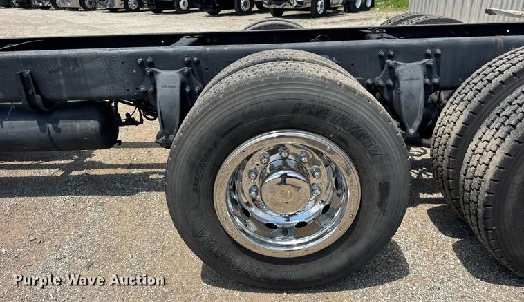 image for item DI9394 2005 Freightliner Business Class M2 truck cab and chassis