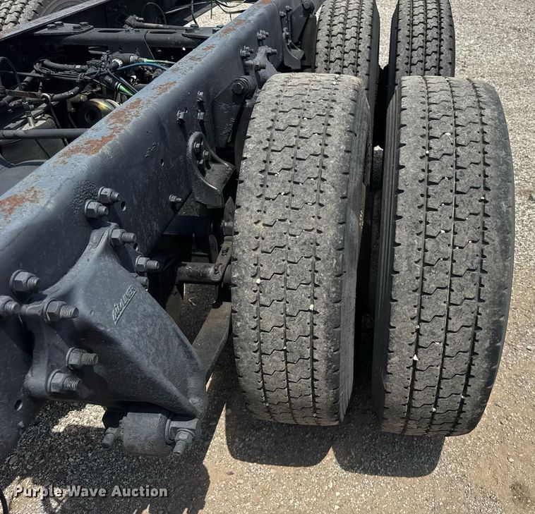 image for item DI9394 2005 Freightliner Business Class M2 truck cab and chassis