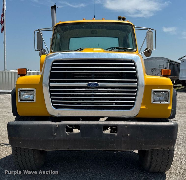 image for item DI9399 1997 Ford LT8000 truck cab and chassis