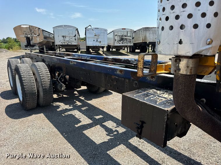 image for item DI9399 1997 Ford LT8000 truck cab and chassis