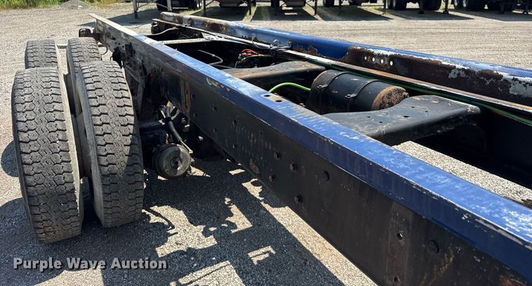 image for item DI9399 1997 Ford LT8000 truck cab and chassis