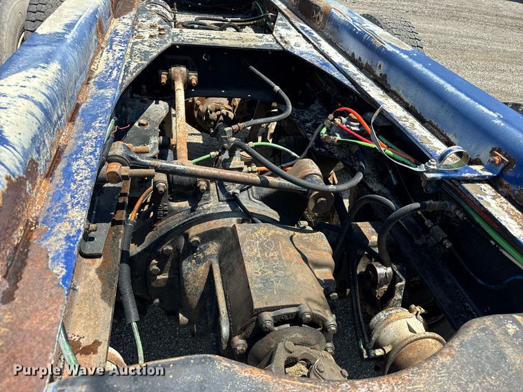 image for item DI9399 1997 Ford LT8000 truck cab and chassis