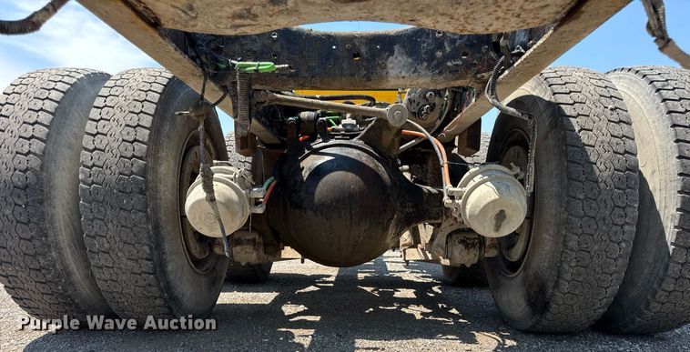 image for item DI9399 1997 Ford LT8000 truck cab and chassis