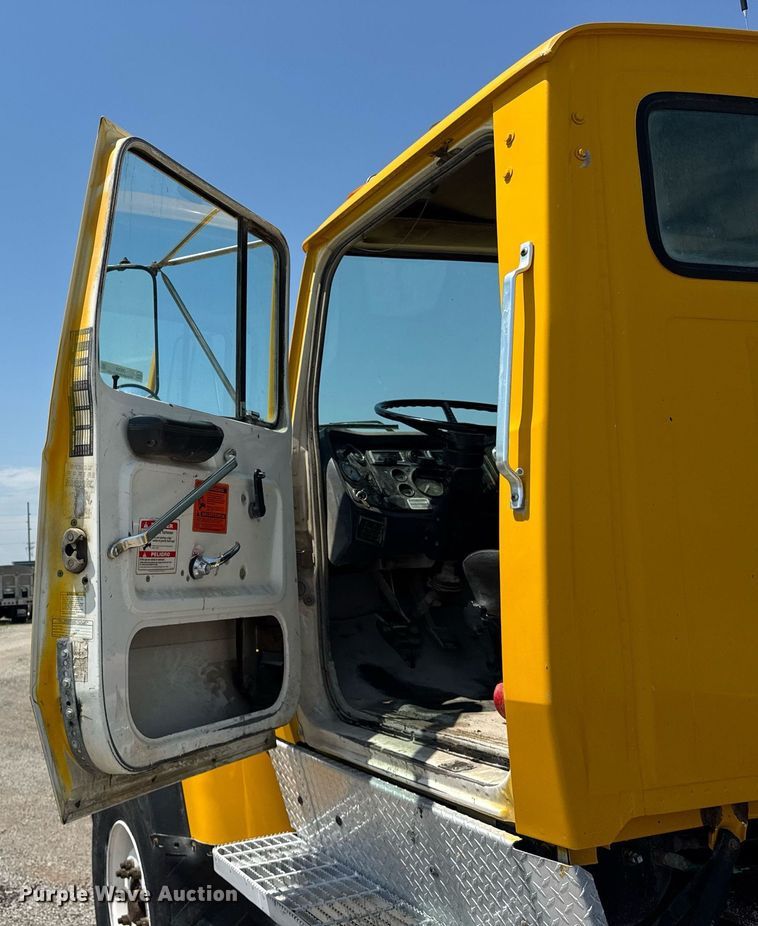 image for item DI9399 1997 Ford LT8000 truck cab and chassis