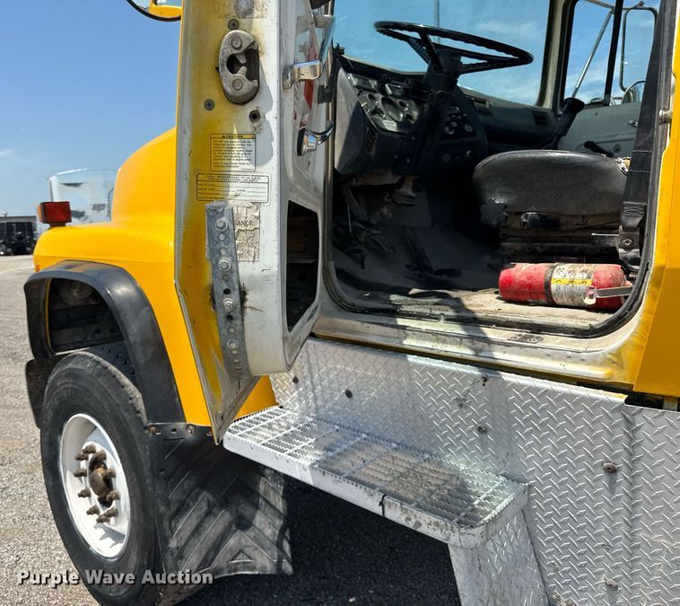 image for item DI9399 1997 Ford LT8000 truck cab and chassis