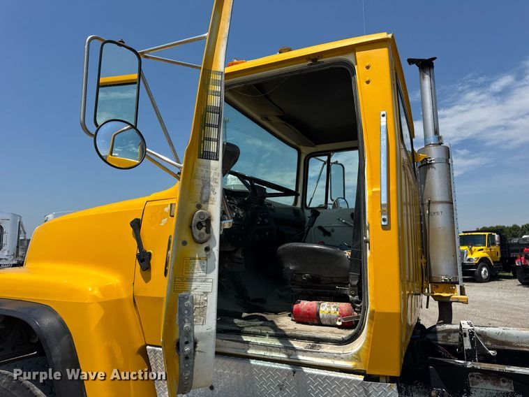 image for item DI9399 1997 Ford LT8000 truck cab and chassis