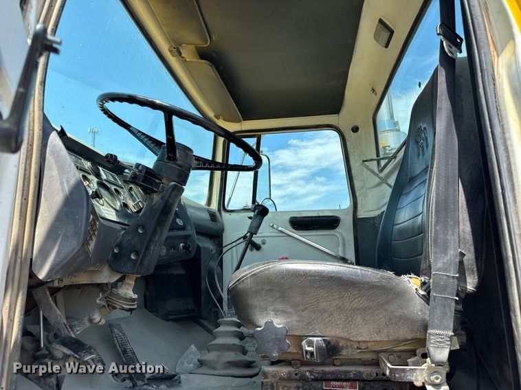 image for item DI9399 1997 Ford LT8000 truck cab and chassis