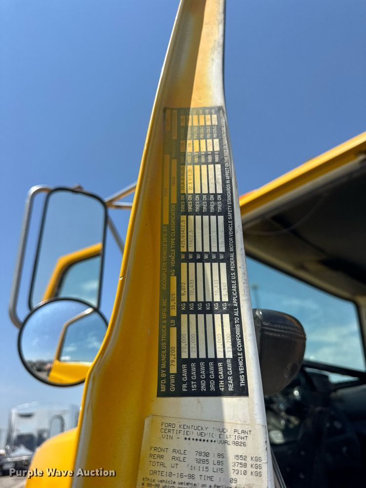 image for item DI9399 1997 Ford LT8000 truck cab and chassis