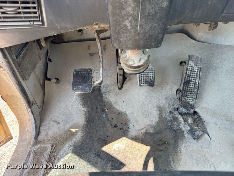 image for item DI9399 1997 Ford LT8000 truck cab and chassis