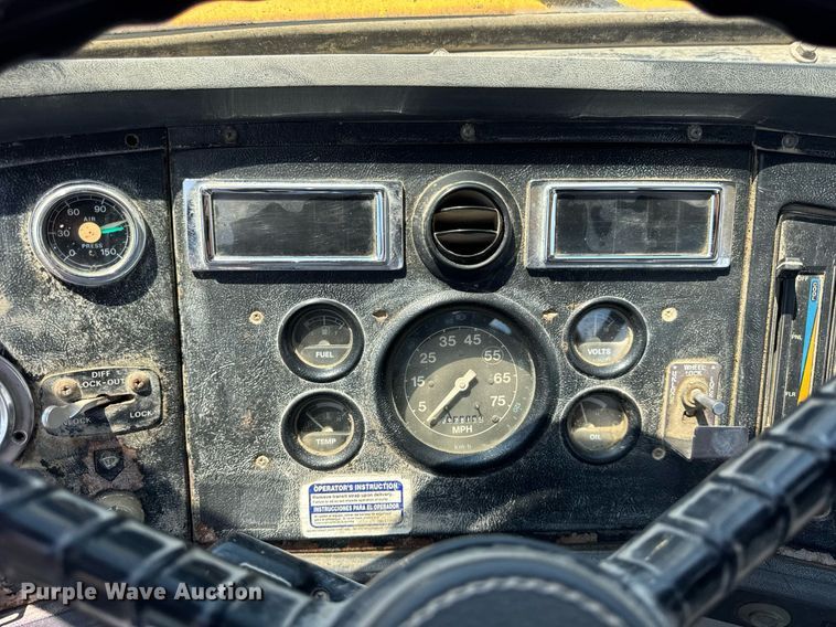 image for item DI9399 1997 Ford LT8000 truck cab and chassis