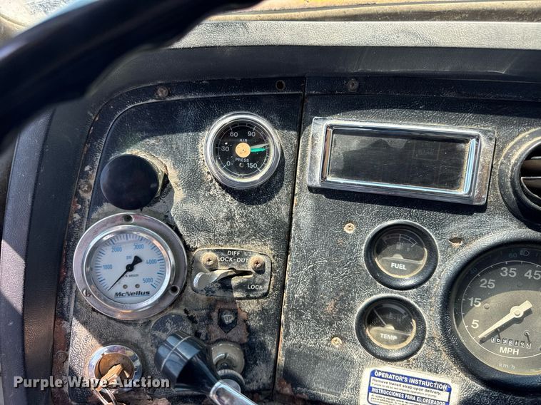 image for item DI9399 1997 Ford LT8000 truck cab and chassis