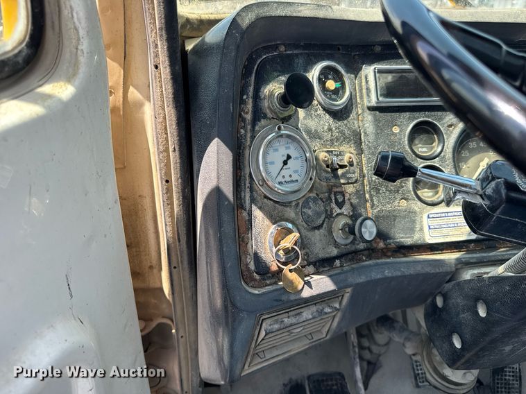 image for item DI9399 1997 Ford LT8000 truck cab and chassis