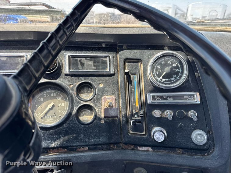 image for item DI9399 1997 Ford LT8000 truck cab and chassis