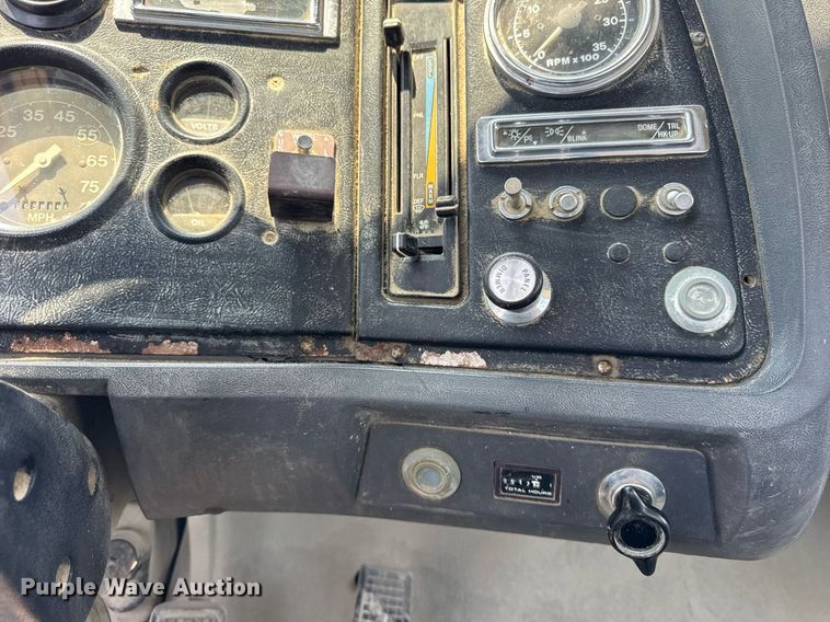 image for item DI9399 1997 Ford LT8000 truck cab and chassis