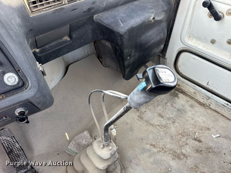 image for item DI9399 1997 Ford LT8000 truck cab and chassis