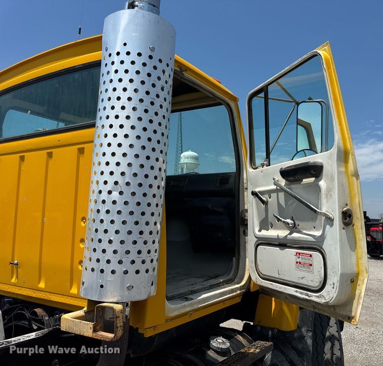 image for item DI9399 1997 Ford LT8000 truck cab and chassis