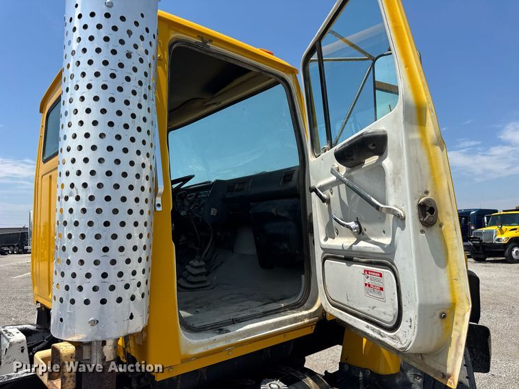 image for item DI9399 1997 Ford LT8000 truck cab and chassis