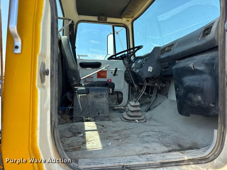 image for item DI9399 1997 Ford LT8000 truck cab and chassis