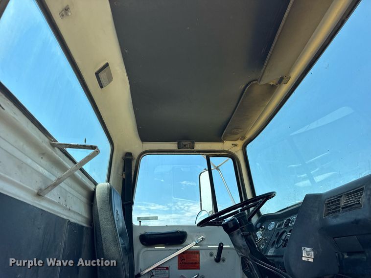 image for item DI9399 1997 Ford LT8000 truck cab and chassis