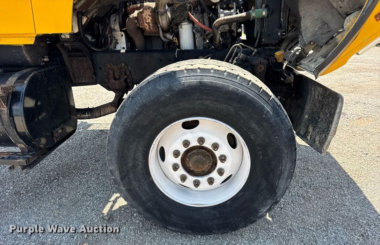 image for item DI9399 1997 Ford LT8000 truck cab and chassis