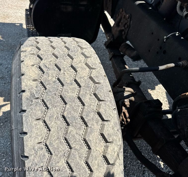 image for item DI9399 1997 Ford LT8000 truck cab and chassis