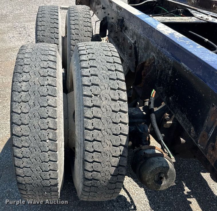 image for item DI9399 1997 Ford LT8000 truck cab and chassis