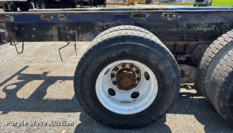 image for item DI9399 1997 Ford LT8000 truck cab and chassis