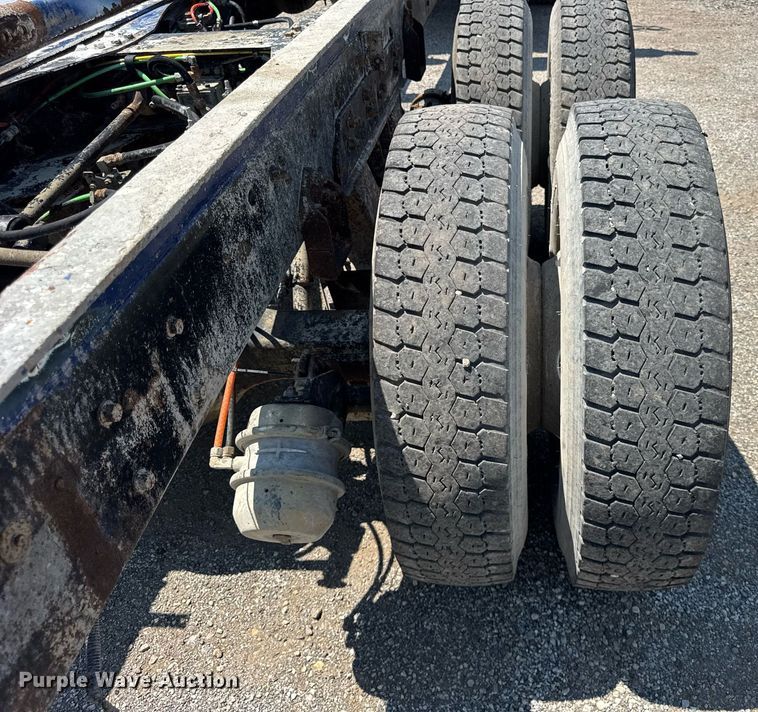 image for item DI9399 1997 Ford LT8000 truck cab and chassis