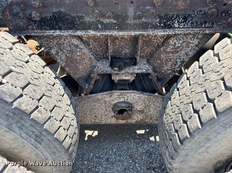 image for item DI9399 1997 Ford LT8000 truck cab and chassis