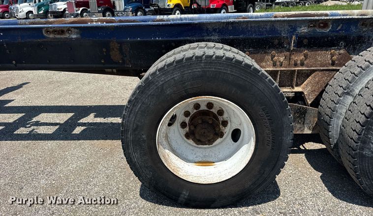 image for item DI9399 1997 Ford LT8000 truck cab and chassis