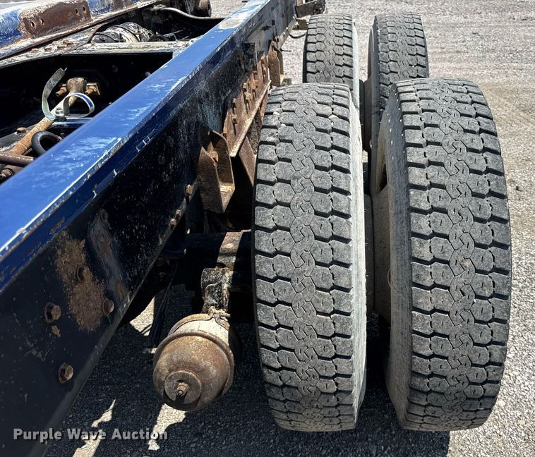 image for item DI9399 1997 Ford LT8000 truck cab and chassis