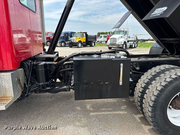 image for item DI9412 2000 Peterbilt 330 dump truck