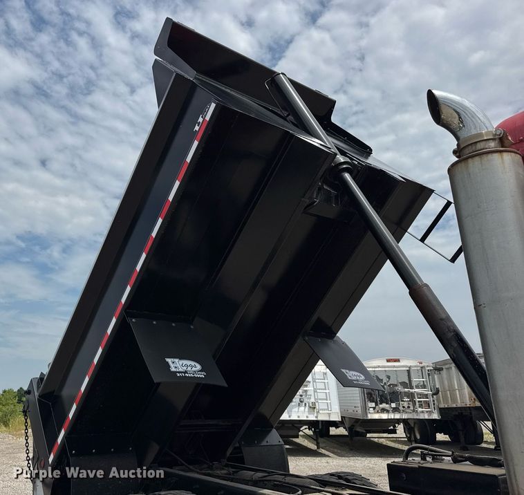 image for item DI9412 2000 Peterbilt 330 dump truck