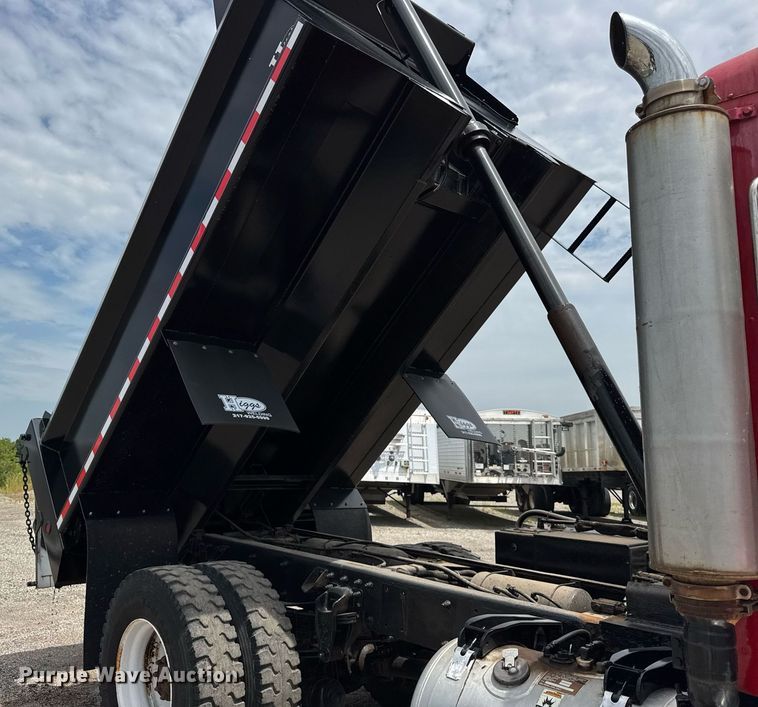 image for item DI9412 2000 Peterbilt 330 dump truck