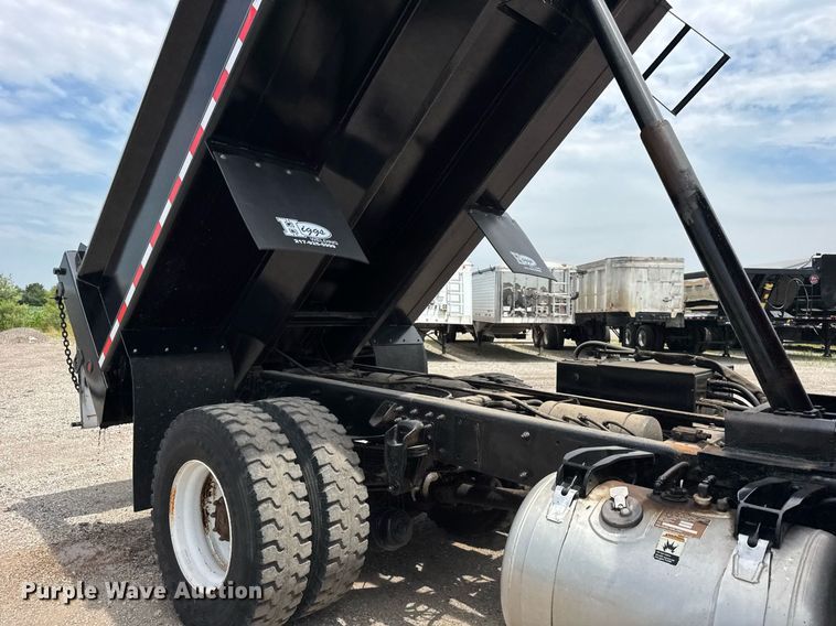 image for item DI9412 2000 Peterbilt 330 dump truck