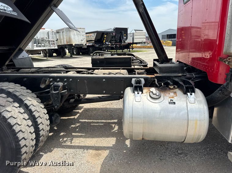 image for item DI9412 2000 Peterbilt 330 dump truck