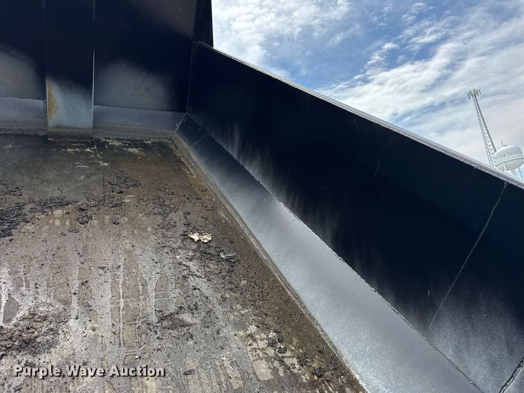 image for item DI9412 2000 Peterbilt 330 dump truck