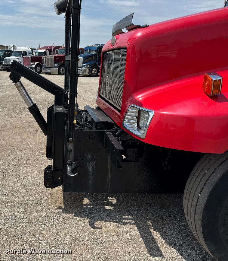 image for item DI9412 2000 Peterbilt 330 dump truck