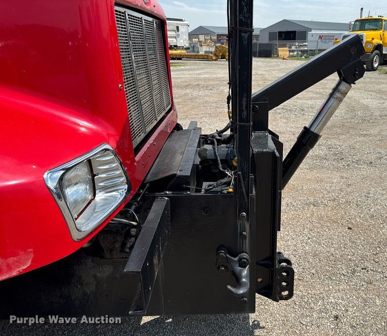 image for item DI9412 2000 Peterbilt 330 dump truck