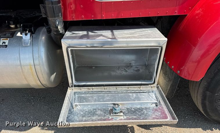 image for item DI9412 2000 Peterbilt 330 dump truck