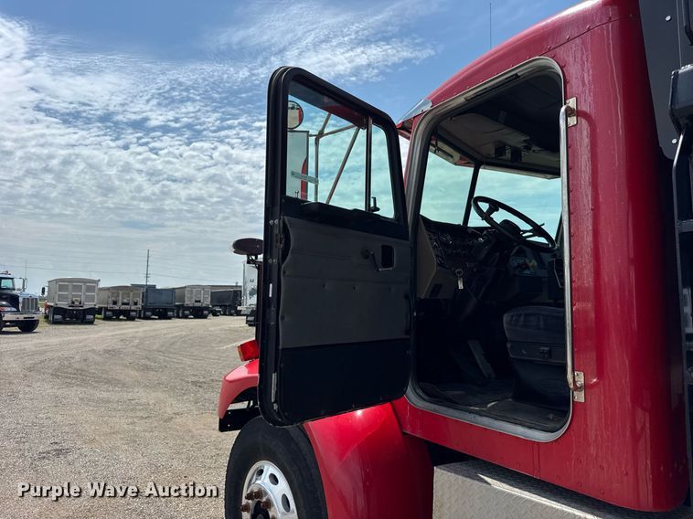 image for item DI9412 2000 Peterbilt 330 dump truck